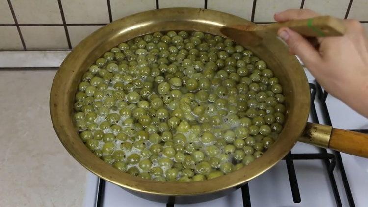 Mix the ingredients to cook.