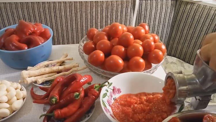 Pass the prepared vegetables through a meat grinder.