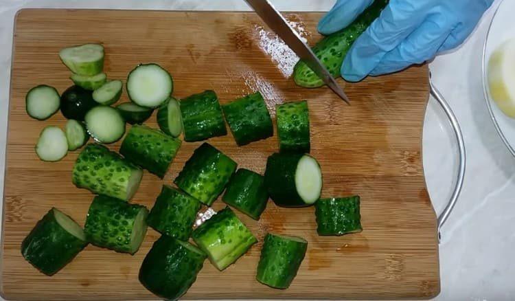 Cut the cucumbers into pieces.