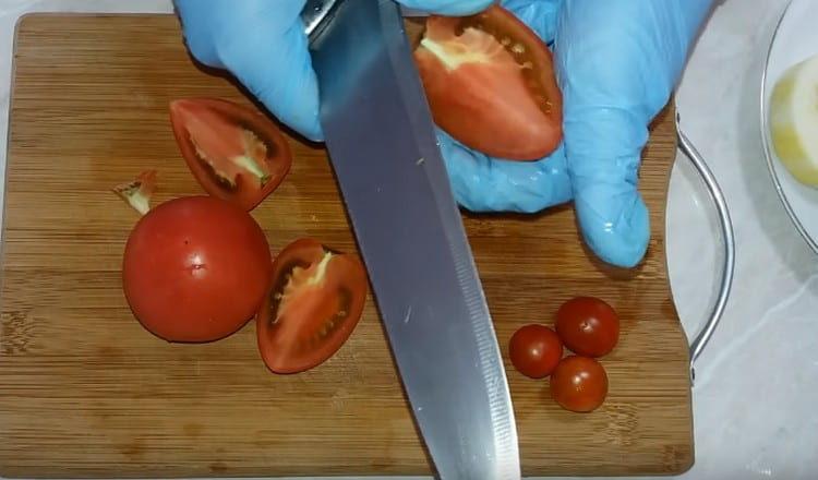 Cut the tomatoes into quarters.