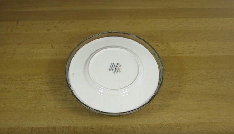 cover the salad with a plate and put in the refrigerator.