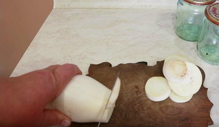 Cut eggplant into circles.