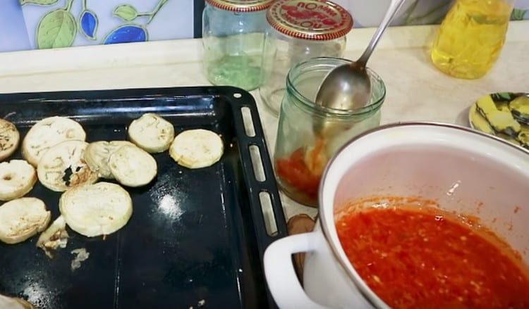 Lay out slices of eggplant in a jar and pour them with marinade.