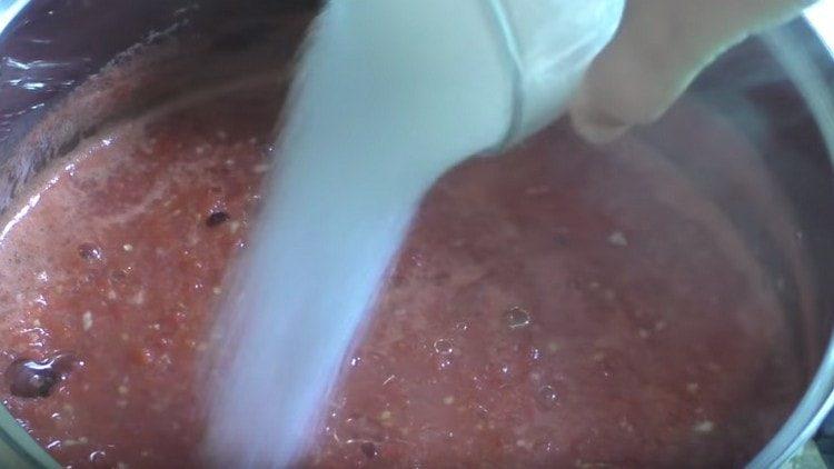 Add vegetable oil, salt and sugar to the tomato mass.