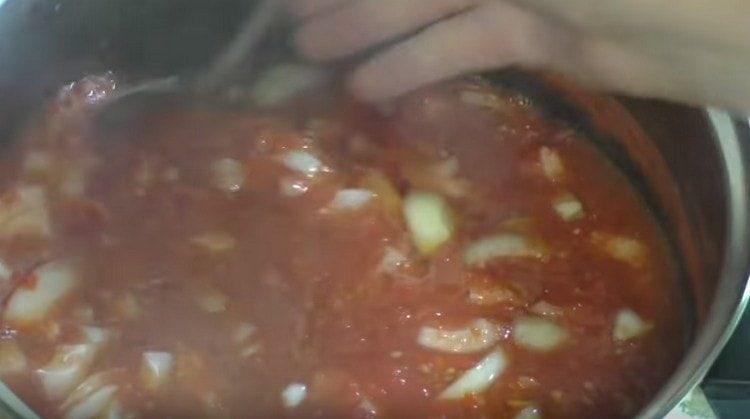 Put the onion in the pan.