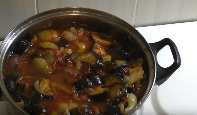 We cook vegetables until they decrease in volume.