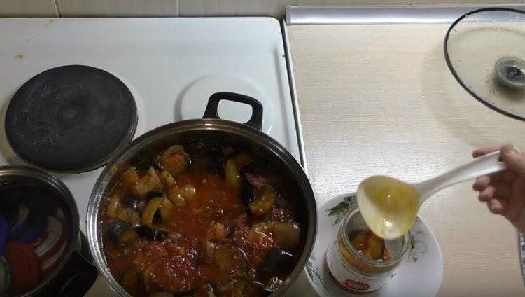 We lay out the vegetables in sterilized jars and roll up