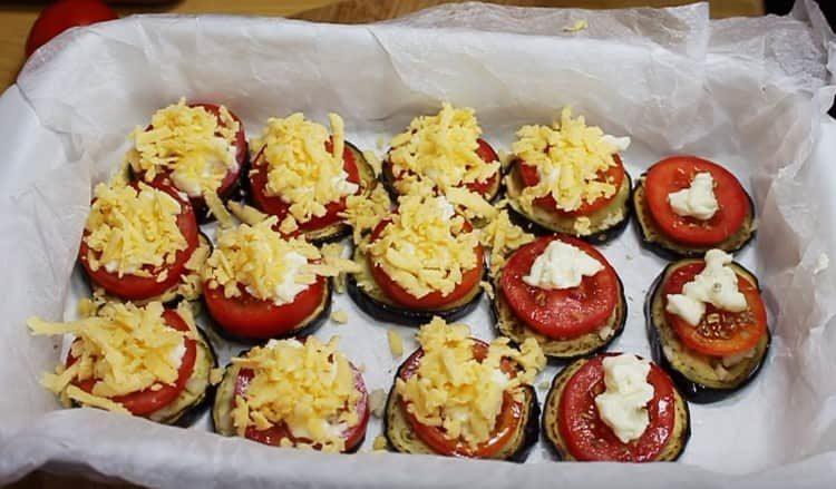 On top of the tomatoes, spread the cream cheese, sprinkle it with grated cheese.