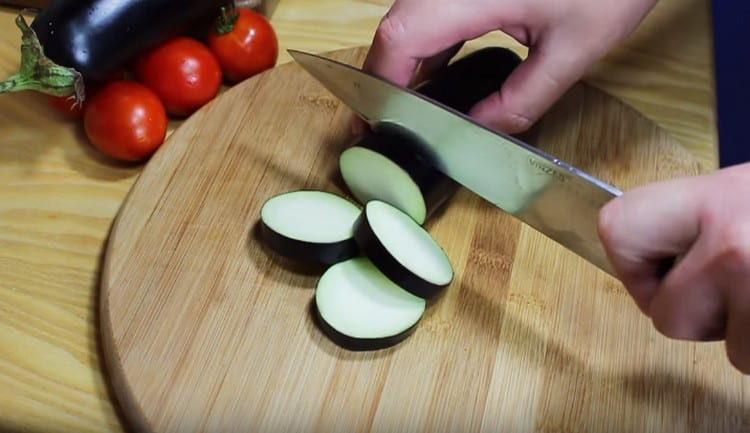 Cut eggplant into circles.