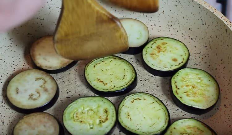 Fry eggplant in a pan.