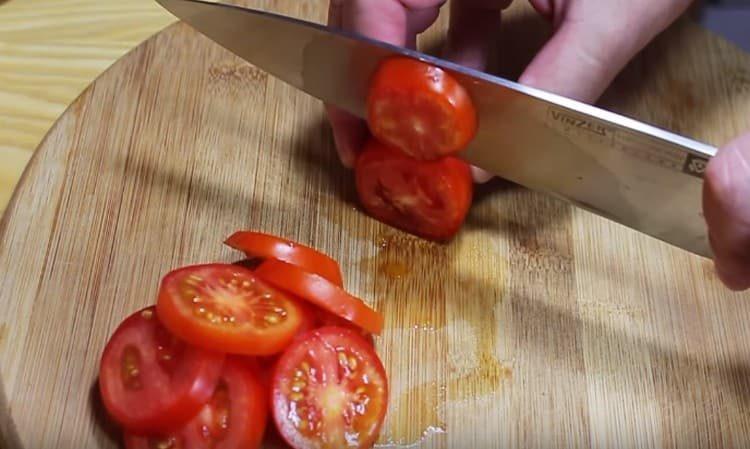 We cut tomatoes in circles.