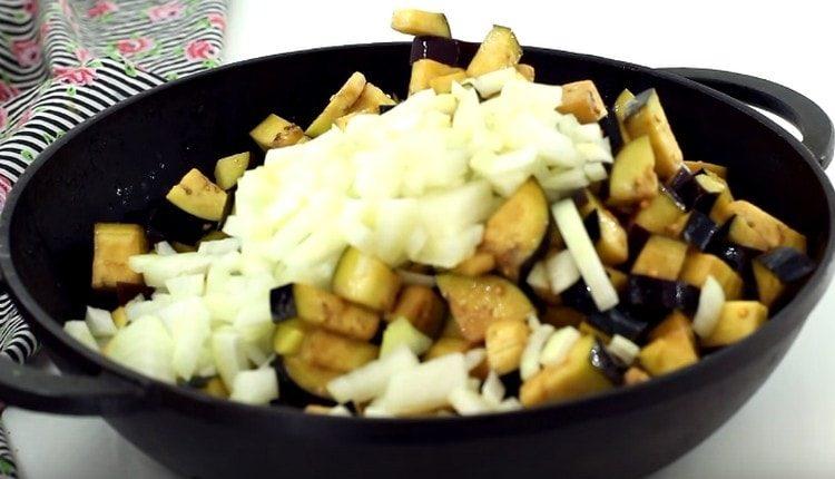 We lay eggplants with onions in a pan and fry.