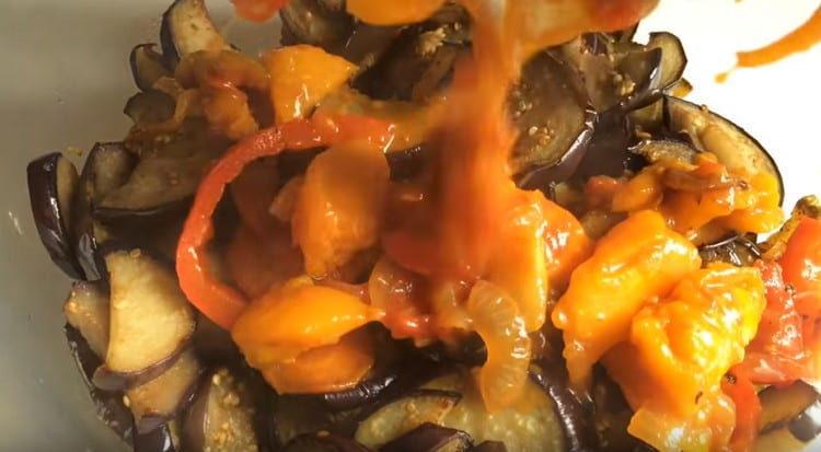 We shift the vegetables from the pan to the eggplant with zucchini.