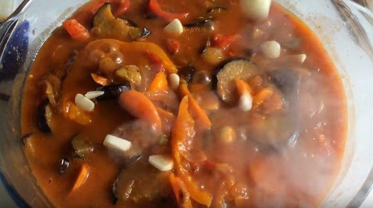 eggplant stewed with vegetables will be even tastier and more flavorful if you add a little garlic to them.