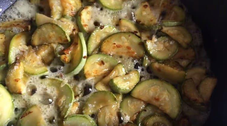 Fry zucchini in vegetable oil.