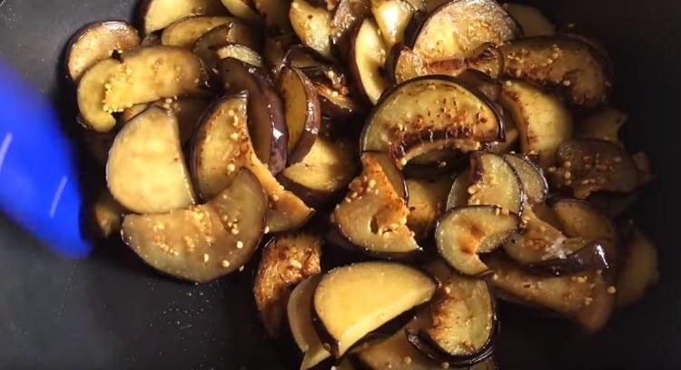Fry eggplant in oil.