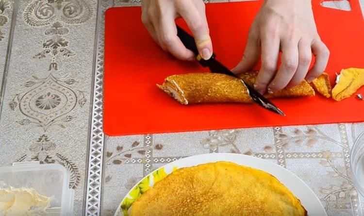 Trim the uneven edges of the pancake, cut it in half.
