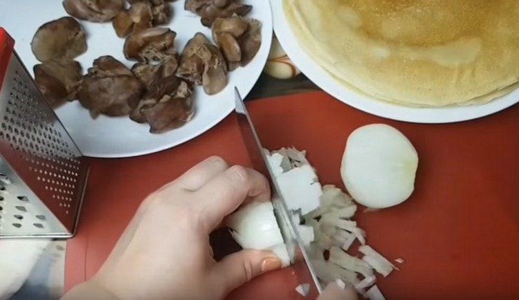 Finely chop the onion.