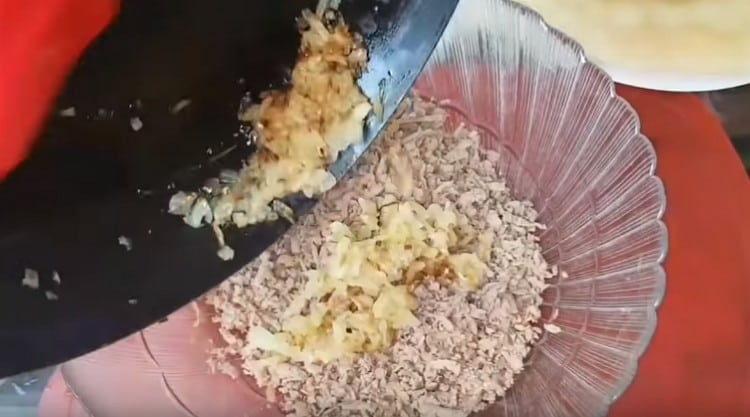 Add fried onion to the liver.