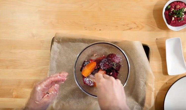 Put the beets in a bowl, salt, pepper, mix.