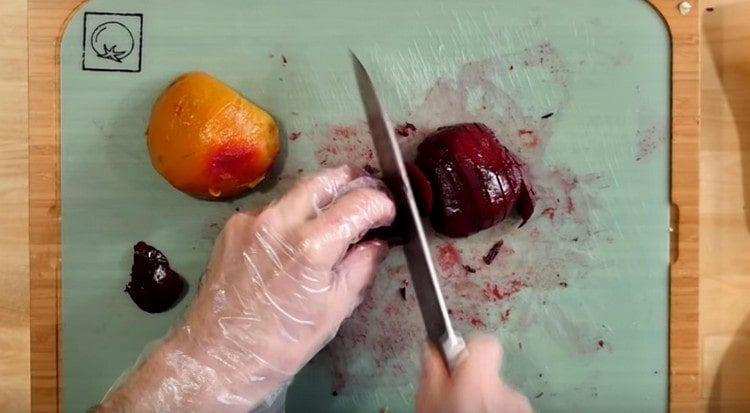 Cut the boiled beets into thin circles.