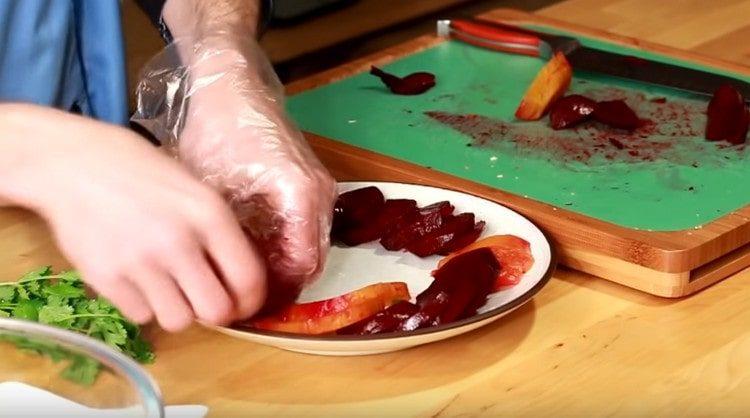 Beautifully lay out the slices of vegetables on a plate in a circle.