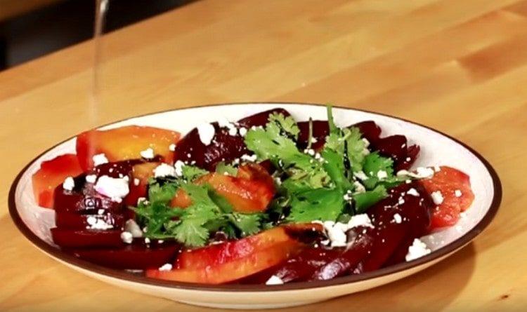 Add the pieces of feta cheese, olive oil, and the dish is ready.