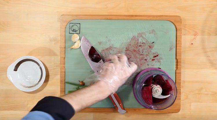 Cut the vegetable into pieces and put in a blender bowl.