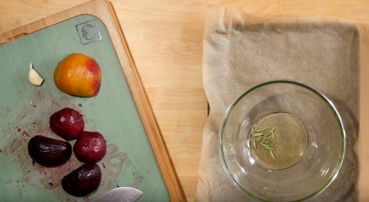 Pour olive oil into a bowl, add rosemary leaves.