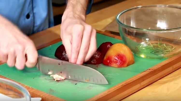 Grind the garlic, add to the oil.