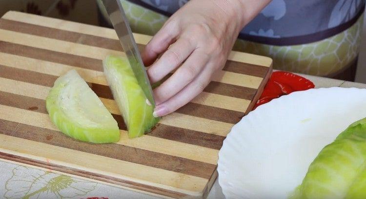 Cut the cabbage into pieces.