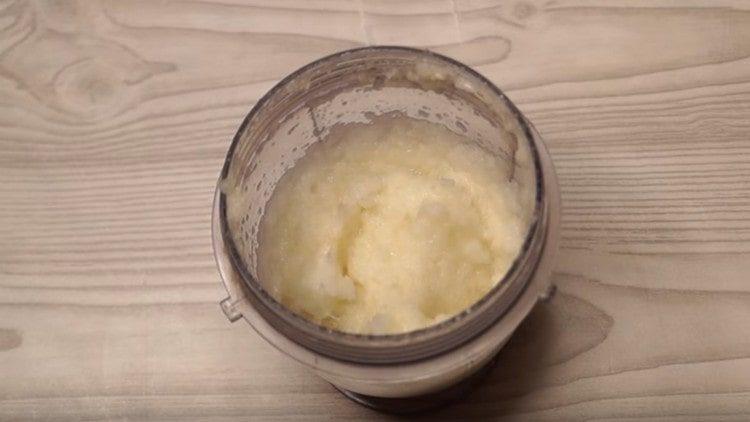 Grind onions and carrots with a blender.