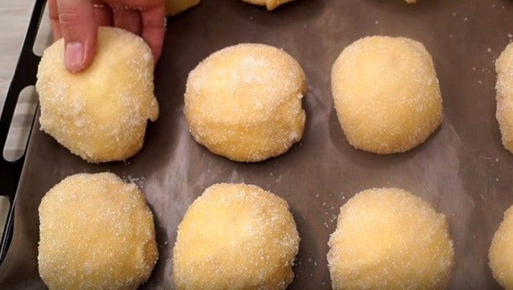 We spread the products on a baking sheet and send it to the oven.