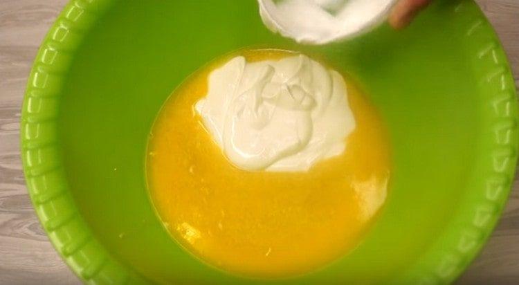 Mix melted butter with sour cream.