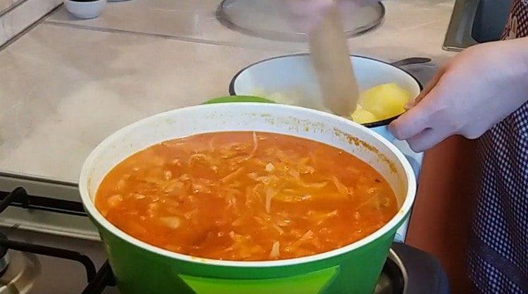 We get the potatoes from the pan and mashed in mashed potatoes.