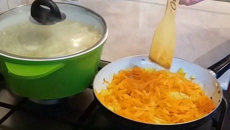 Add carrots to the onion.