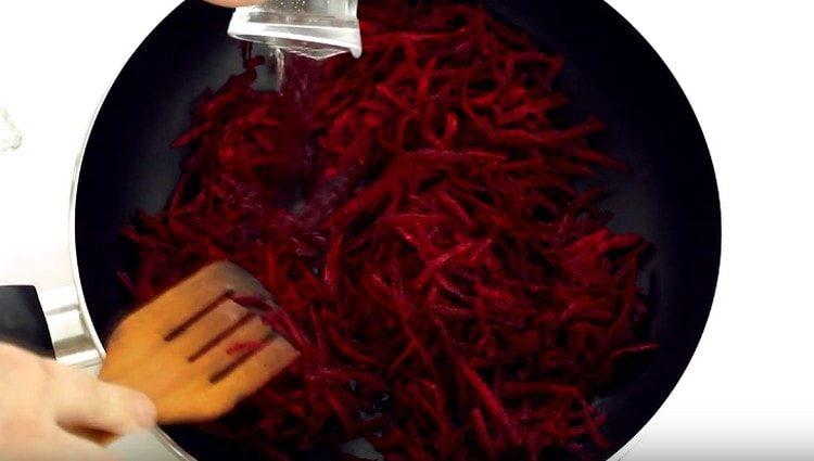 in a pan we extinguish the beets grated on a grater.