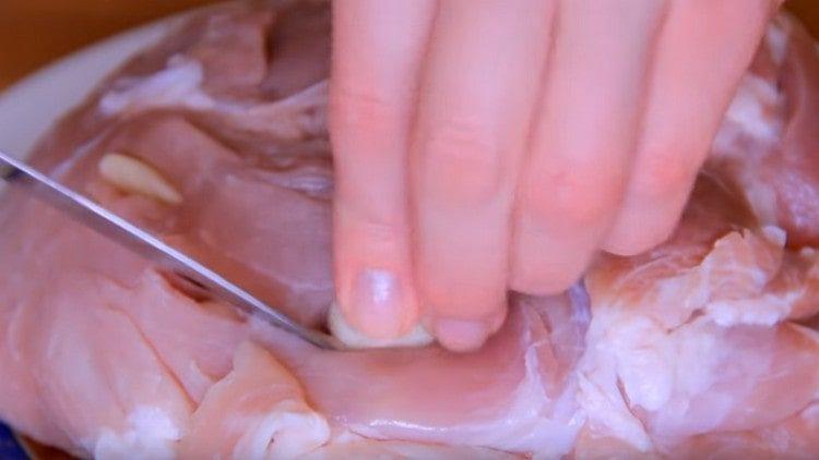 Insert the plates of garlic into the resulting cuts.