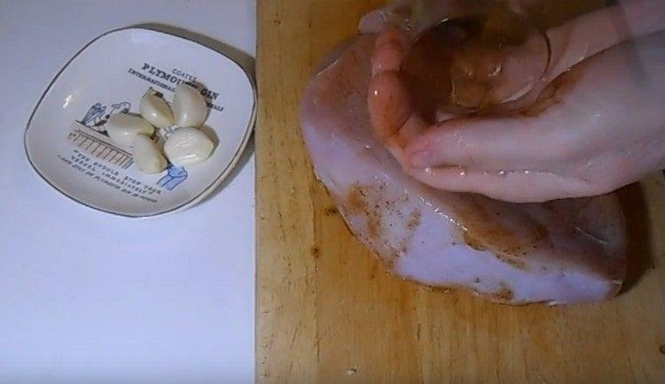 Spread turkey fillet with marinade.