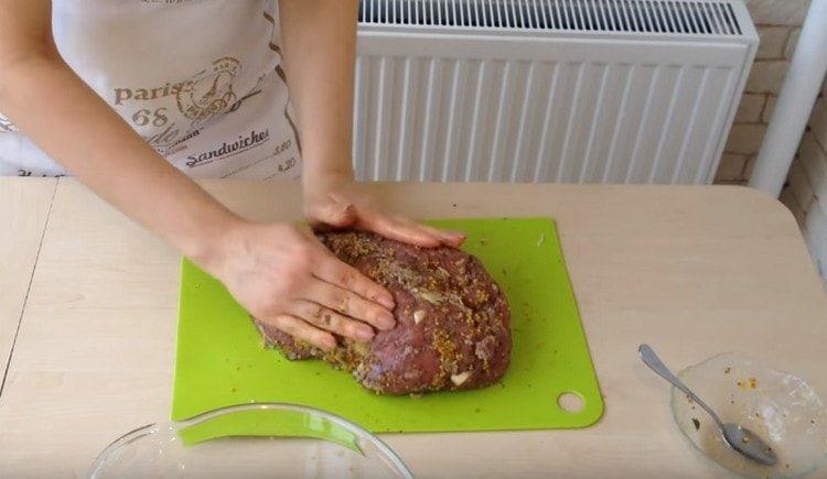 Rub the meat well with the marinade.