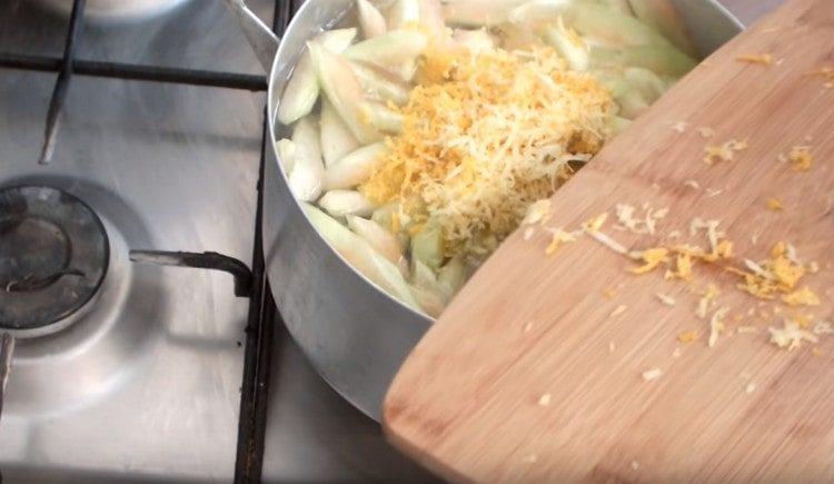 Add the zest to the pan with jam, and also squeeze the juice of half a lemon.