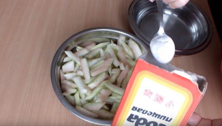 Mix the crusts with soda.