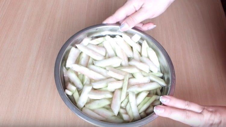 Fill the watermelon peels with soda with water and leave it like that.