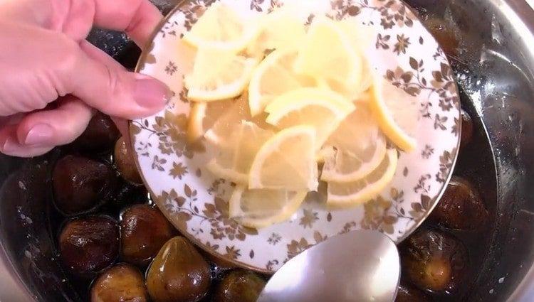 cut the lemon into thin quarter-rings.