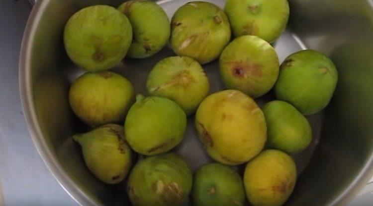 Rinse the figs thoroughly.