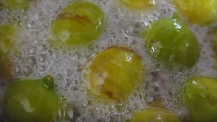 Boil the jam over low heat.