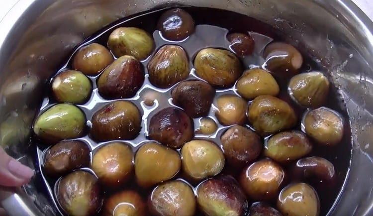 After boiling the syrup, remove the bowl from the heat, cool the jam.