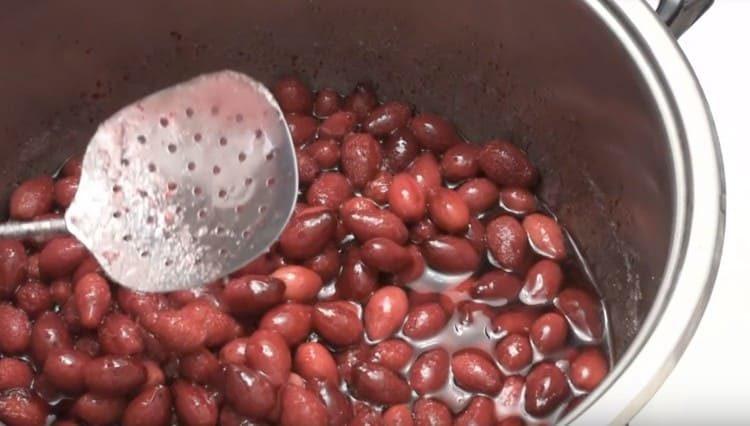 Cook the berries in syrup.