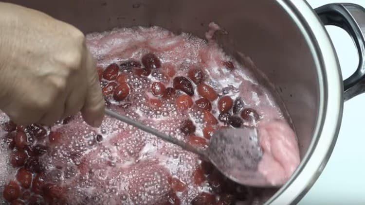 Be sure to remove the foam from the jam,