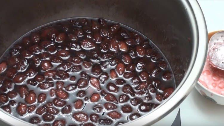 The jam should be thick enough.